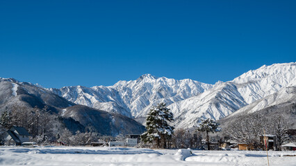 冬景色　冠雪の北アルプス　長野県白馬村 © RATM