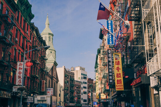 Chinatown street in New York, hub of Chinese diaspora and Asian immigrants in multicultural America, embodying overseas Chinese community life.
