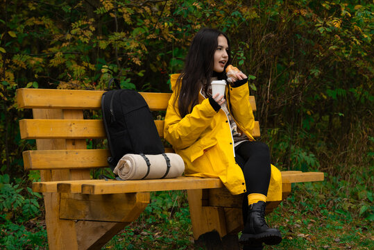 Woman eat in park.