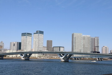 東京ウオーターフロント。豊洲大橋、晴海アイランド トリトンスクエアとパークハウス晴海タワーズ © onaka
