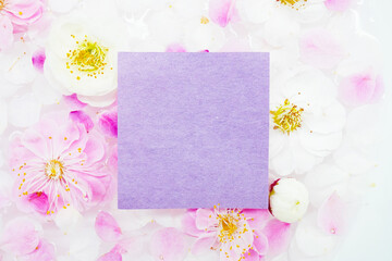 たくさんの梅の花を背景にした紫色の和紙の上品なタイトルカードのモックアップ