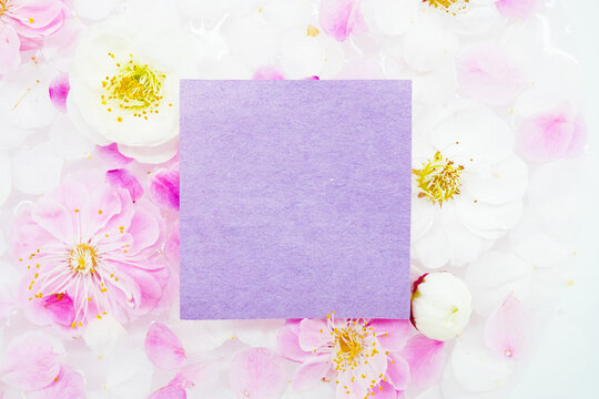 たくさんの梅の花を背景にした紫色の和紙の上品なタイトルカードのモックアップ