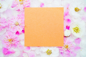 水に浮かぶたくさんの梅の花を背景にしたオレンジ色のタイトルスペースのモックアップ