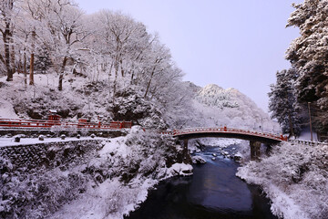 日光市　雪景色の神橋と大谷川