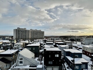 雪が積もった郊外の住宅街