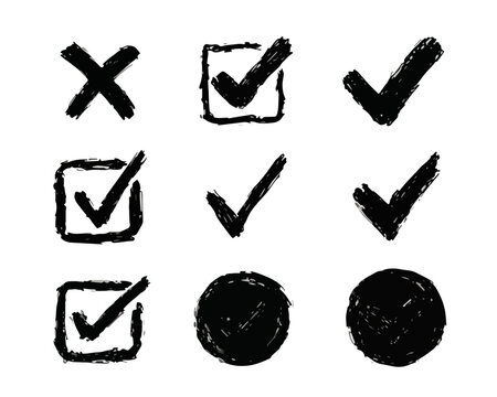 Conjunto de marcas de verificaci&oacute;n, cruces y c&iacute;rculos dibujados a mano con textura grunge, aislados sobre fondo transparente.