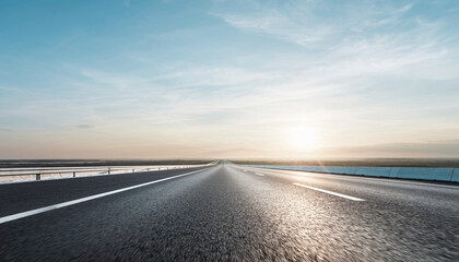 Fototapeta premium 地平線まで続くアスファルトの道路