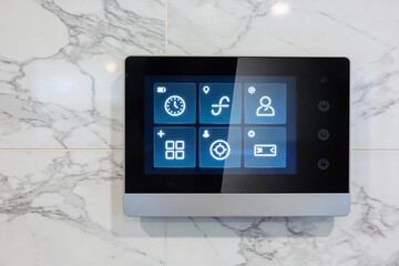Smart-Home Technologie: Minimalistisches Bedienfeld an einer Marmorwand zur Steuerung von Energieeffizienz und Raumklima