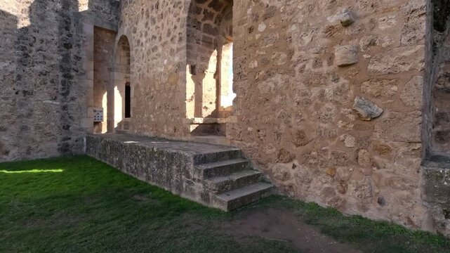 POV en el patio de armas del Castillo de Fr&iacute;as hacia una ventana de la muralla