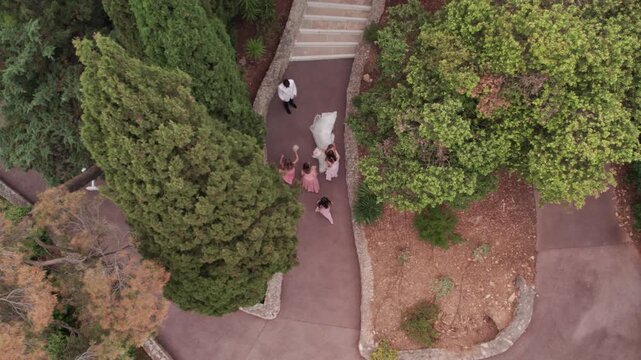 mari&eacute;s qui se rejoignent vue en drone