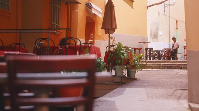 terrasse vide de restaurant en petite rue de Nice