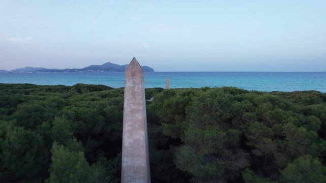 vue drone coucher de soleil et obelisque c&ocirc;te de Majorque