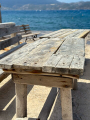 Fototapeta premium wooden table on the beach