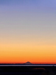 Obraz premium Silhouette of Mount Fuji at Sunset with Colorful Gradient Sky