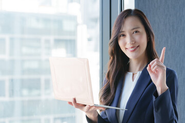 パソコンを使い指差すビジネスマン女性