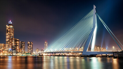 Obraz premium Erasmusbridge Rotterdam at night. 
