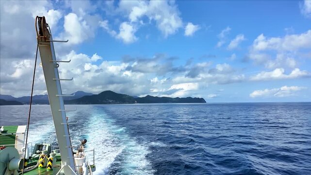隠岐の島を離れ本土へ向かうフェリー船からの眺め