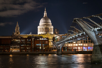 Fototapeta premium St. Paul's Cathedral illuminated at night