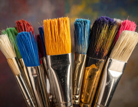 Pinsel mit unterschiedlich farbigen Pinselborsten