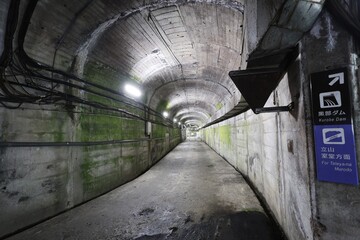 Fototapeta premium 富山県黒部ダムの地下を通るトンネル