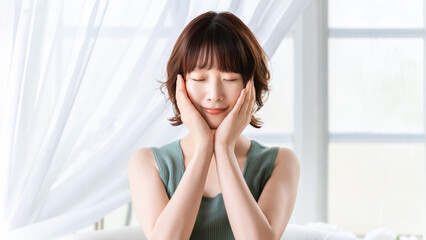 スキンケアで癒される若い女性のナチュラルイメージ, Young woman enjoying...