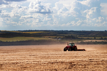Fototapeta premium Trator no campo, em Goiás, Brasil. 