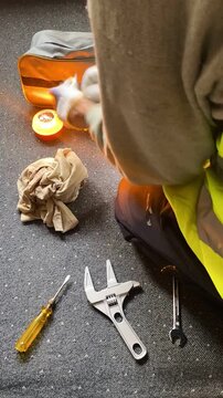baliza, tri&aacute;ngulo y chaleco time lapse y hombre con herramientas en kit aver&iacute;a y emergencia de coche para visibilidad y seguridad en accidente en carretera
