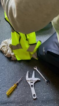 Baliza, chaleco y tri&aacute;ngulo reflectante obligatorio y homologado para aver&iacute;a coche con herramientas