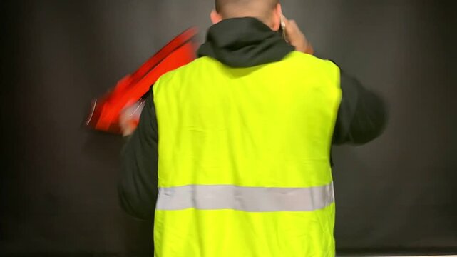 Time lapse de aver&iacute;a y conductor con chaleco reflectante, tri&aacute;ngulo homologado, baliza obligatoria y llamada de tel&eacute;fono m&oacute;vil a asistencia en carretera