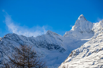 Obraz premium Rugged Snow Covered Mountains and Clear Blue Sky in Zermatt Swiss Alps