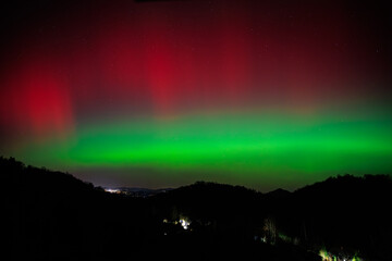 Barwna czerwono zielona zorza polarna z widokiem na Jelenią Górę, Karonosze, Rudawy Janowickie, nad Dolnym Śląskiem © krzys ser