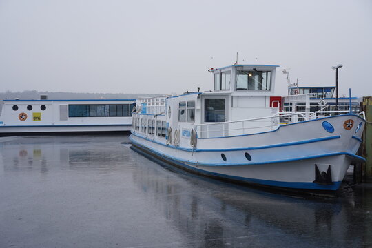 Ein Fahrgastschiff der Stern und Kreisschifffahrt und eine moderne BVG-F&auml;hre liegen nebeneinander im Eis des Wannsees fest, Berlin, 24.01.2026
