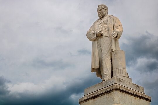 ancona, italien - statue von camillo benso di cavour mit textfreiraum