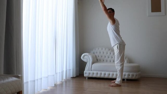 homem pratica alongamentos e flexibilidade em casa