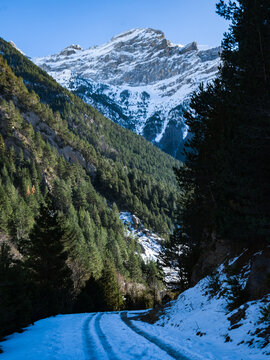 Valle de Bujaruelo (Huesca), con sus preciosas monta&ntilde;as nevadas. 