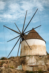 Wiatrak w Kartagenie, Hiszpania © neskama