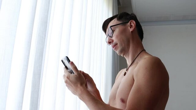 homem olhando e interagindo com celular 