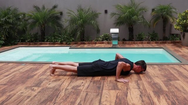homem faz flex&otilde;es treino de muscula&ccedil;&atilde;o em casa 