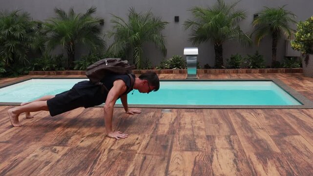 homem faz flex&otilde;es treino de muscula&ccedil;&atilde;o em casa 
