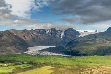 Obraz premium aerial view of the Vatnajokull Glacier system with the Skaftafell glacial tongue in the foreground