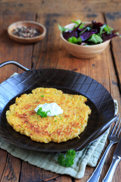 Kartoffelr&ouml;sti mit  Kr&auml;uter Schmand Dip und Salat