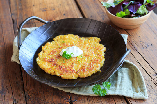 Kartoffelpuffer mit Cr&egrave;me fra&icirc;che und salat
