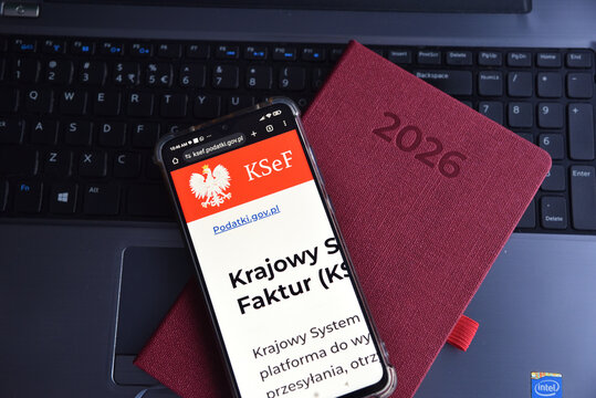 Wroclaw, Polska - 24 stycznia 2026: Od 1 lutego obowiazkowy system KSeF, rejestracja faktur online. Na zdjeciu: smartfon ze strona KSEF, laptop i kalendarz.