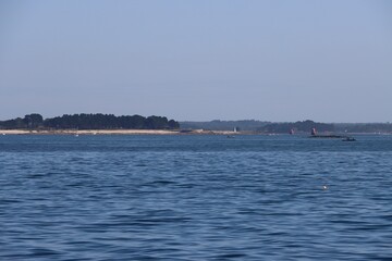 Entr&eacute;e du golfe du Morbihan &agrave; Locmariaquer en Bretagne dans le golfe du Morbihan