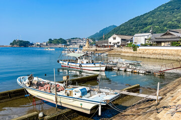 夏の陽射しを受けて漁船が停泊する鞆の浦