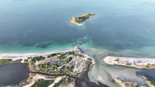 survol de la plage de la Saline pr&egrave;s d'Olbia en Sardaigne