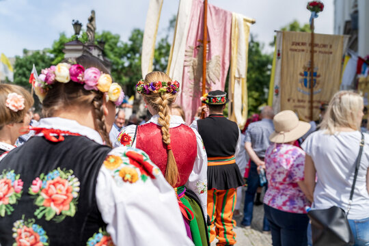 People in traditional Polish folk costumes at Łowicz Corpus Christi procession	