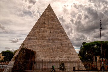 Pir&aacute;mide de Cestia en Roma, Italia