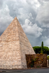 Pir&aacute;mide de Cestia en Roma, Italia