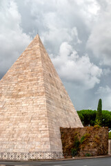 Pir&aacute;mide de Cestia en Roma, Italia